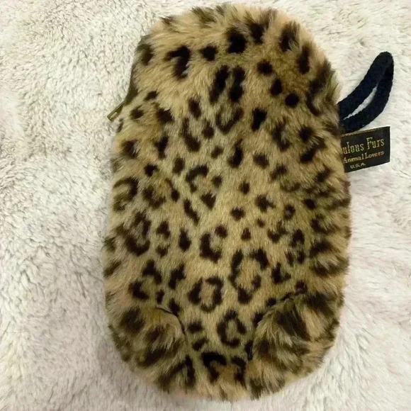Fabulous Furs Cheetah Wristlet 100% acrylic 5x8x2 - Picture 2 of 4